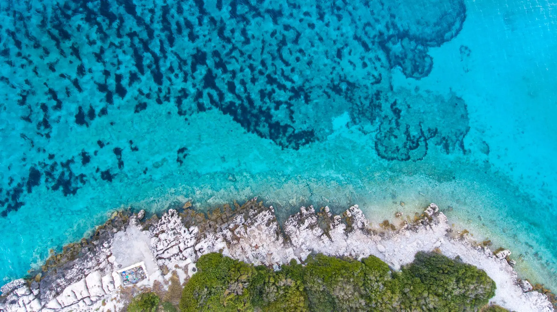 Photo aérienne par drone d'un lagon turquoise