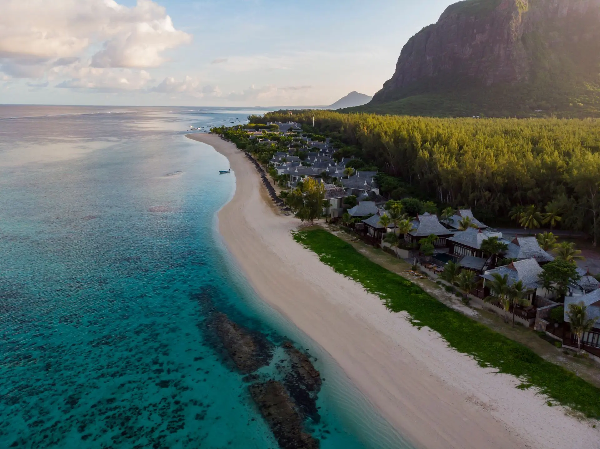Prise de vue par drone d'un hôtel en bord de plage au Morne, île Maurice