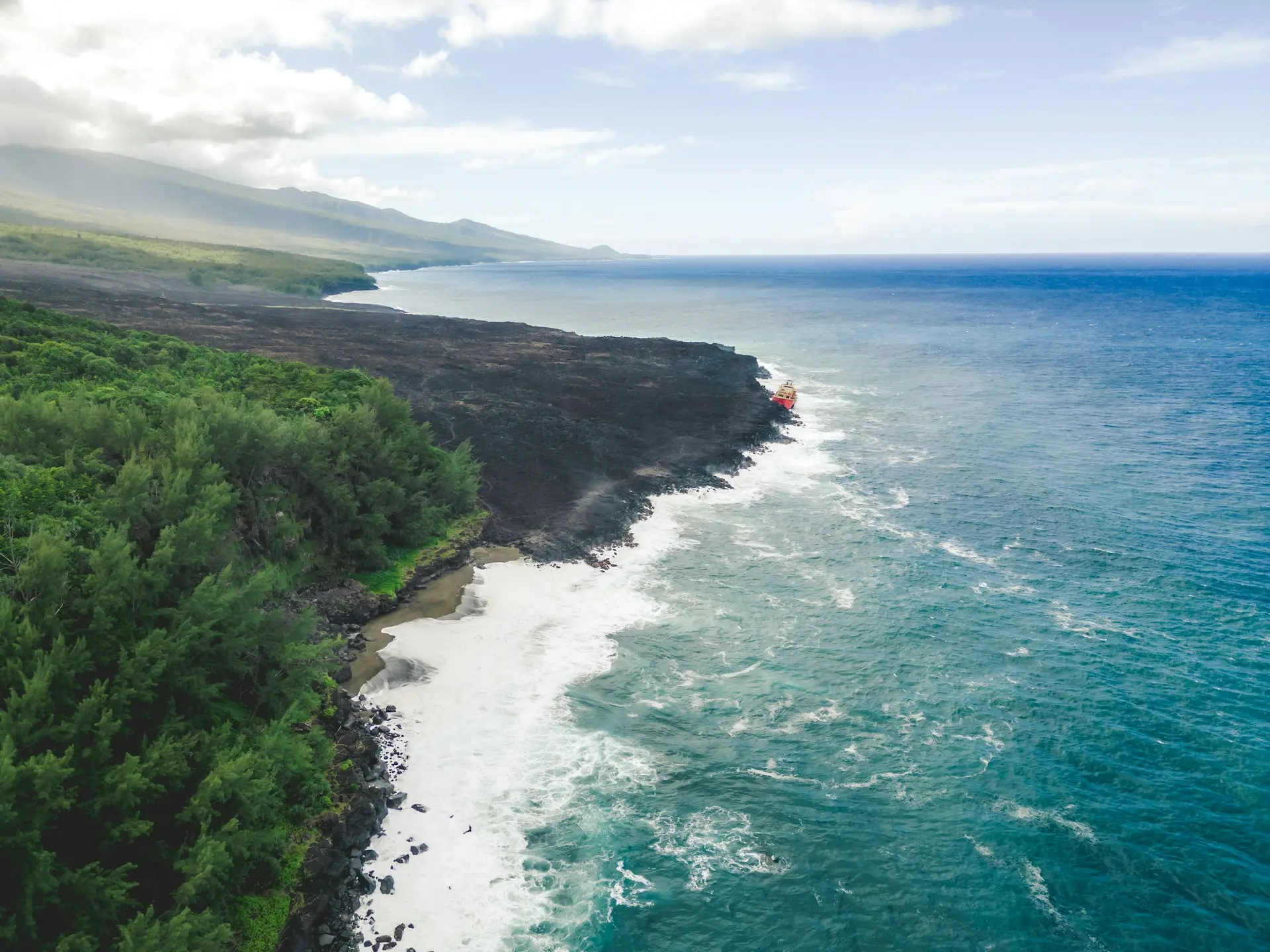 Vue aérienne par drone de la côte sauvage de l'île de La Réunion